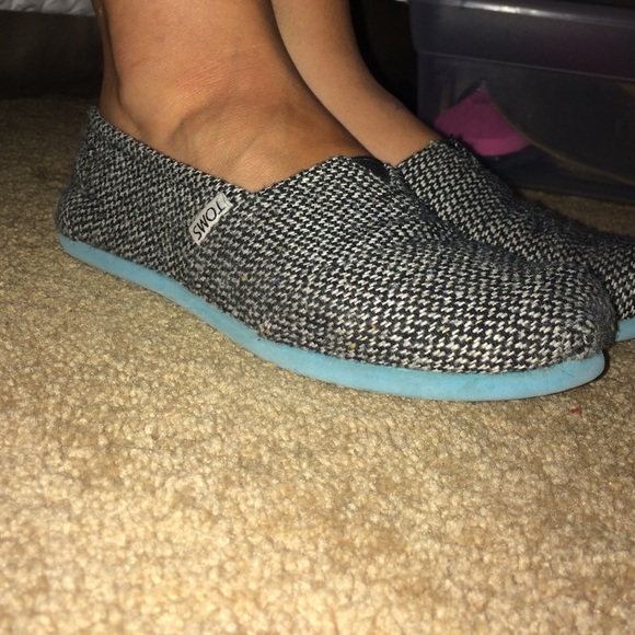 Black and white houndstooth toms with blue sole