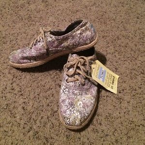 NWT TOMS shoes