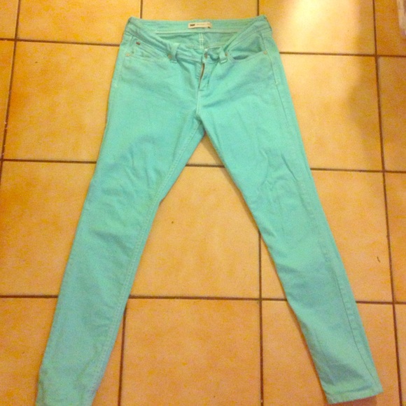 Demi curve low rise Levi skinny