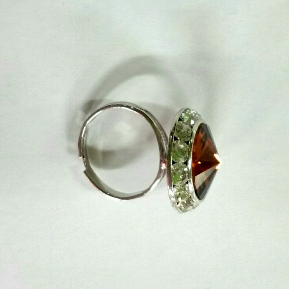 ✔Brsnd New, Beautiful Brown Crystal Ring - Picture 2 of 3