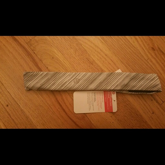 SoldLululemon skinny fly away tamer headband bnwt