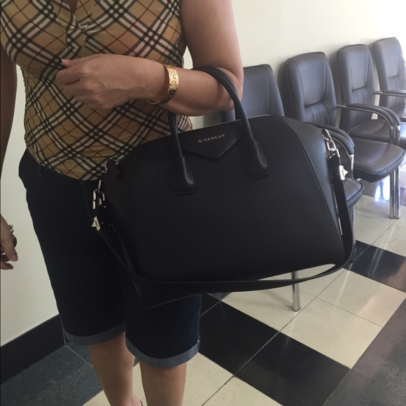 Sold locally - 100% authentic Givenchy Antigona - Picture 2 of 4