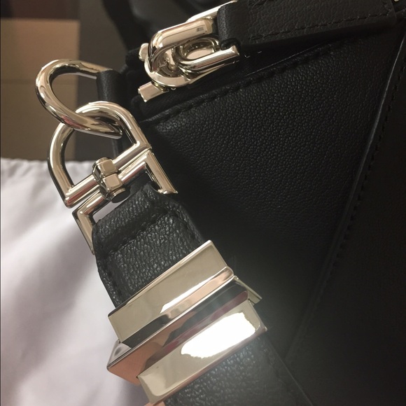 Sold locally - 100% authentic Givenchy Antigona - Picture 4 of 4