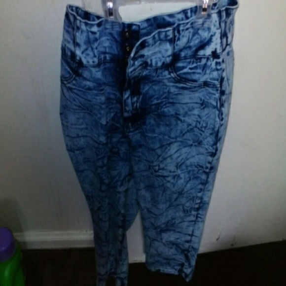 Capris Stone Wash Jeans - Picture 2 of 2