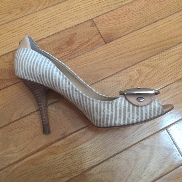 *GUESS Tan/Off-White Peep Toe Heels - Size: 8 1/2* - Picture 2 of 4