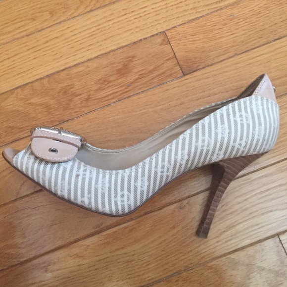 *GUESS Tan/Off-White Peep Toe Heels - Size: 8 1/2* - Picture 3 of 4