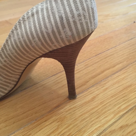 *GUESS Tan/Off-White Peep Toe Heels - Size: 8 1/2* - Picture 4 of 4