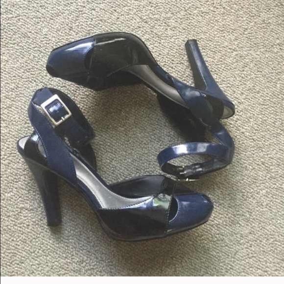Black and blue peep toe pumps