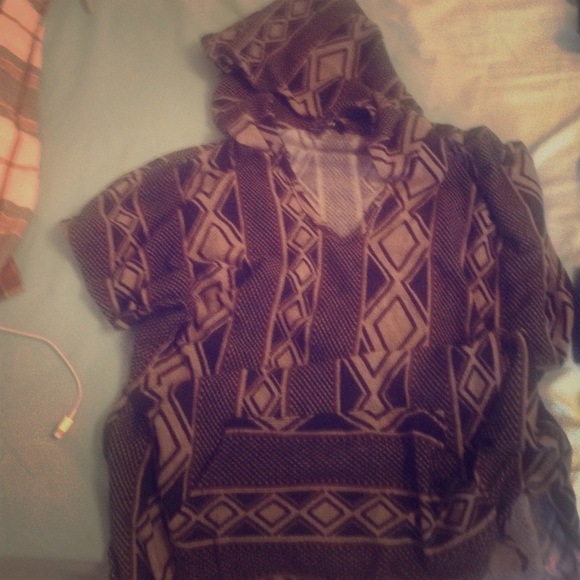 Hooded sweater with cropped sleeves.