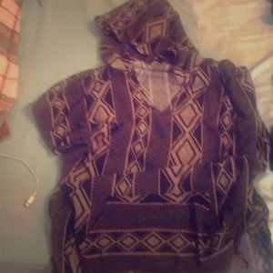 Hooded sweater with cropped sleeves.