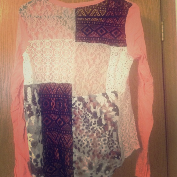 Cute pink shirt with amazing black/white design.