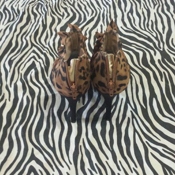 Cute leopard heels never worn. - Picture 2 of 4