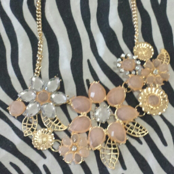 Brand new flower necklace