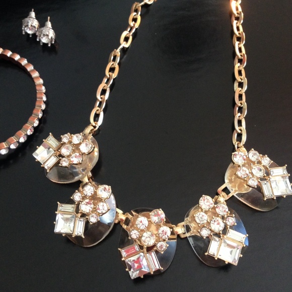 NWOT - gold acrylic statement necklace
