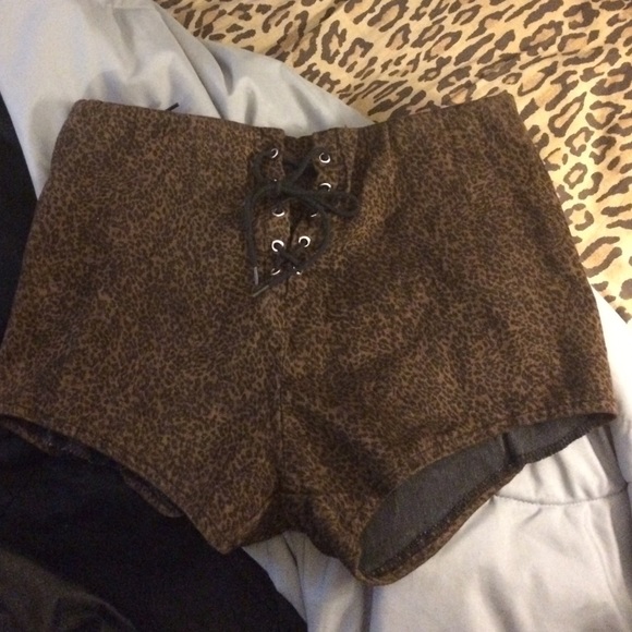 ❌SOLD❌ UNIF leopard lace up shorts - Picture 2 of 4