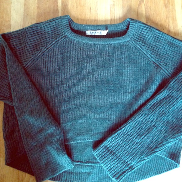 Crop Top: Cropped rehab Sweater in green
