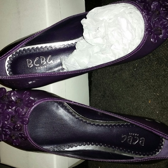 ❌ SOLD ❌  BCBG Paris Flats - Picture 2 of 3