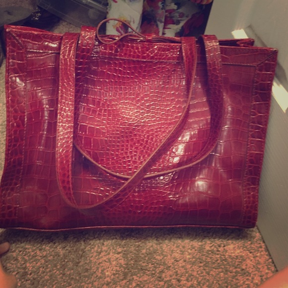 Oversized purse/tote. Comes with wallet!