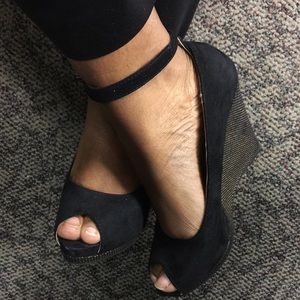 ⚡️SALE⚡️Black suede Like new wedges.