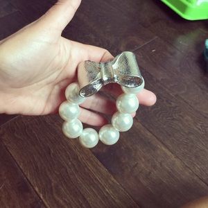 Bow with pearls bracelet