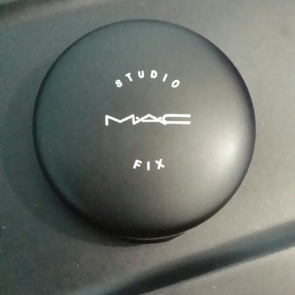 MAC powder plus foundation