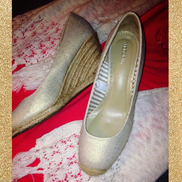 Merona tan/gold wedges