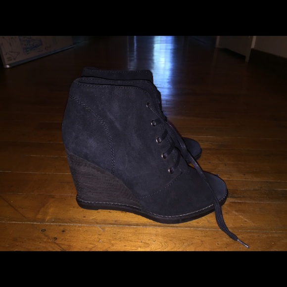Ankle-high black wood and suede wedges from Mango