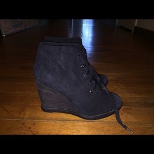 Ankle-high black wood and suede wedges from Mango