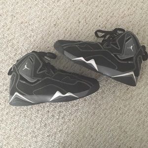 (Hold) Jordan True Flights (GS) Black/Metallic si