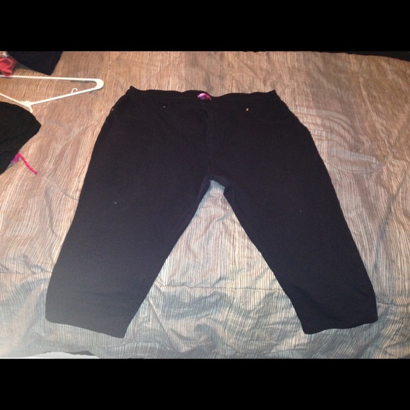 Black stretch capris