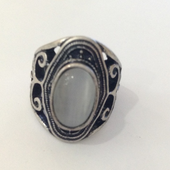 NWOT White Cats-Eye Ring - Picture 2 of 3