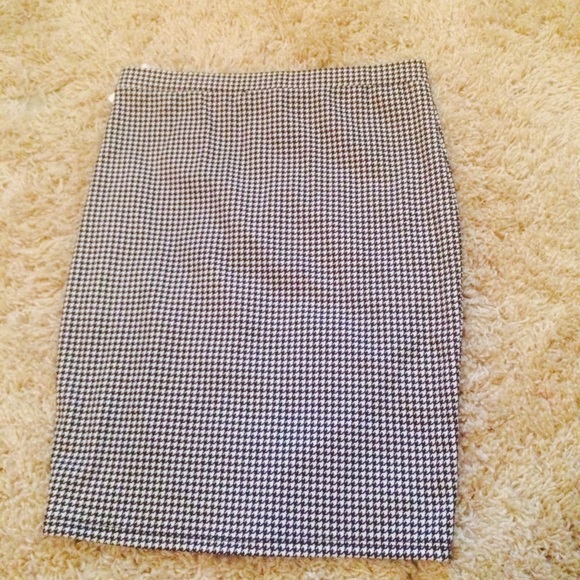 Houndstooth pencil skirt
