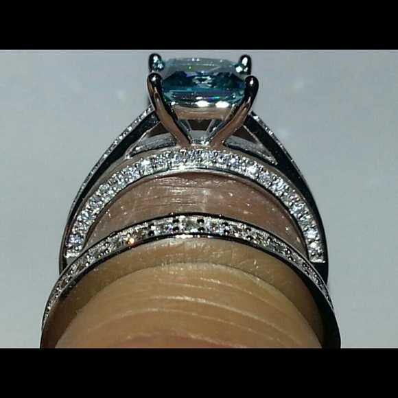 SOLD NWOT 1.5ct Blue Cz Sterling Silver Ring 6 - Picture 2 of 4