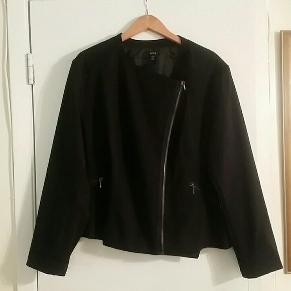 Black jacket with zipper detailing and pockets