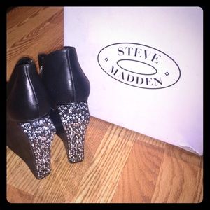 Steve Madden Rocstar black leather wedges