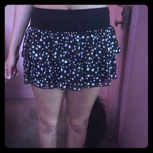 Black elastic waist mini skirt w/ white stars