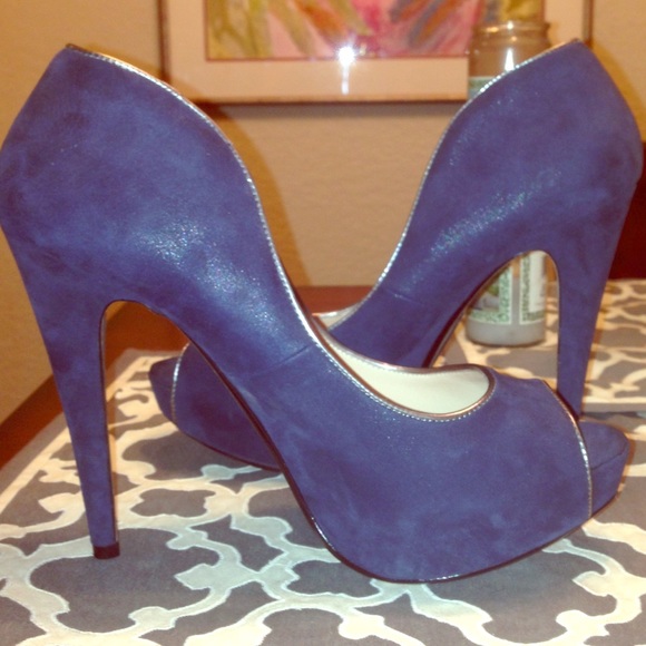 Classiques Entier navy blue peep toe heels