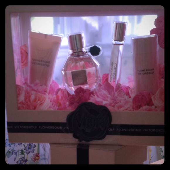 Perfume.. Flower bomb gift set