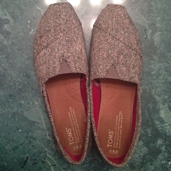 Grey toms