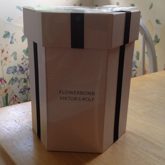 Perfume .. Flower bomb gift set .