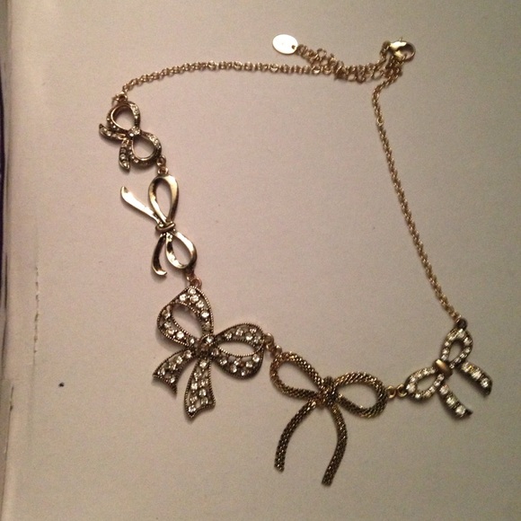Bow Necklace