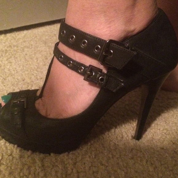 Heels - Picture 3 of 3
