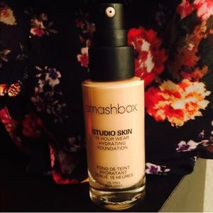 Smashbox 15 hour wear foundation in 2.1!