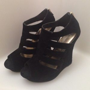Black sued wedges MAKE OFFERS