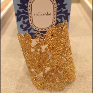 Stella&Dot chantilly lace cuff
