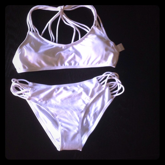 Top Melon, Strappy white bikini