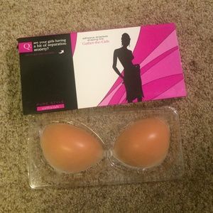 NWOT Adhesive strapless/back less shaping bra