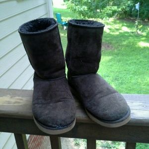 UGG Classic Short Boots in Chocolate