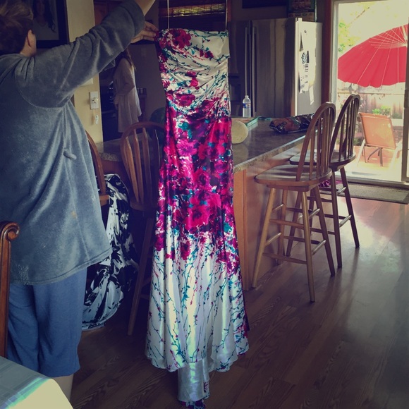 Dresses - Picture 1 of 1