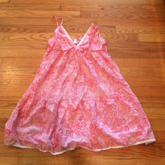 Pink and white paisley top or night gown
